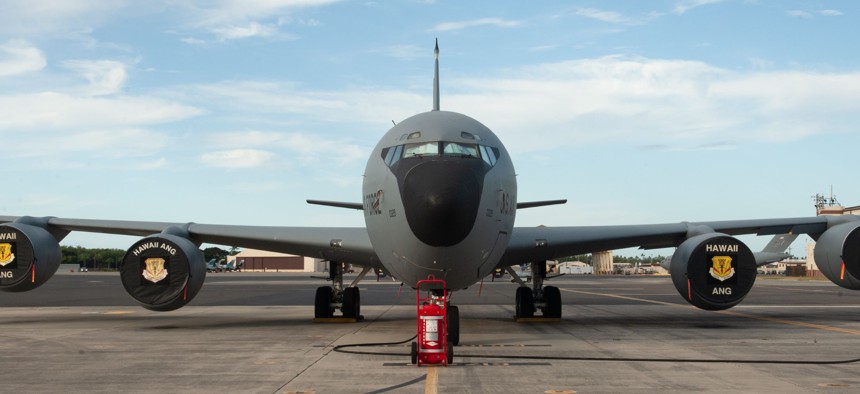 Quantos anos têm os KC-135 Stratotankers da Força Aérea? O último foi entregue em 1965. Dois anos depois, este KC-135 em particular ganhou o Troféu Mackay pelo voo mais meritório do ano. Museu Nacional da Força Aérea